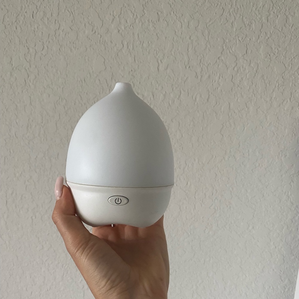 White mini oil diffuser change light color